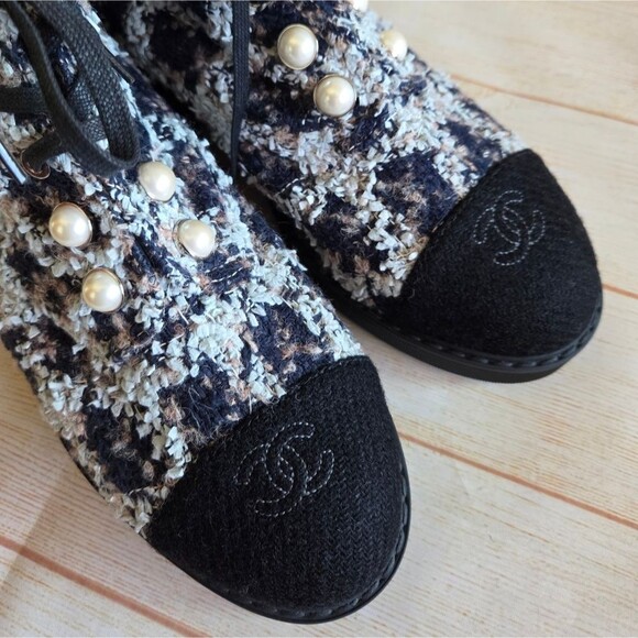 Chanel Tweed Calfskin Pearl Combat Short Ankle Boots Chunky Heel Size 42 - Picture 15 of 16